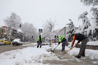 Kaldırımlar Kardan Temizleniyor