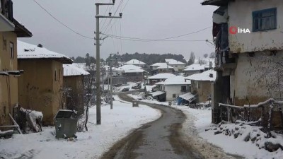 Uşak'ta Kar Yağışının Etkili Olduğu Köy Yollarında Çalışmalar Sürüyor