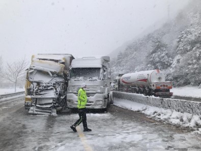 D-650'De 2 Tır Çarpıştı, Yol Ulaşıma Kapandı
