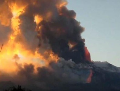 Etna Yanardağı patladı! Taş ve kül yağmuru!