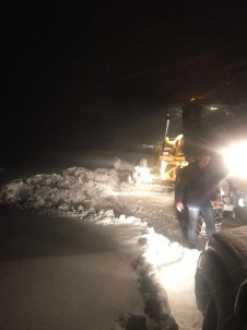 Hastane Yolunda Mahsur Kalan Vatandaşları Ekipler Kurtardı