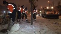 Küçükçekmece Belediyesi'nden İlçe Genelinde Kar Küreme Ve Tuzlama Çalışması