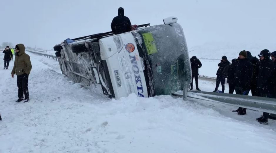 O futbol takımının otobüsü devrildi!