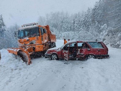 Paletli Kar Küreme Aracı, Karşıdan Gelen Otomobile Çarptı Açıklaması 3 Yaralı