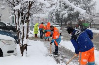 Serdivan'da Karla Kaplanan Kaldırımlar Temizleniyor Haberi