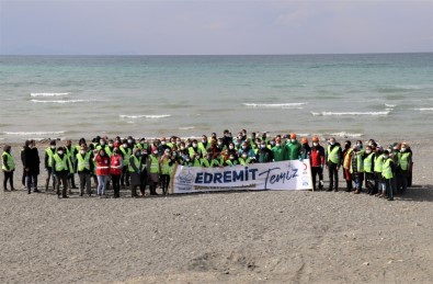 Van Gölü Sahilinde Tonlarca Çöp Toplandı