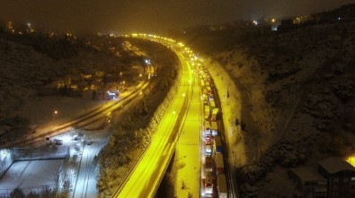 Yoğun Kar Yağışı TEM'i Kapattı, Sürücüler Yolda Mahsur Kaldı
