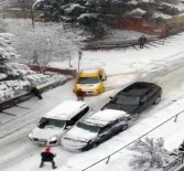 Buzlanmış Yolda Kayan Lüks Otomobil Sokağı Savaş Alanına Çevirdi  Açıklaması 2  Yaralı Haberi