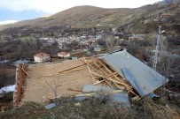 Erzincan'da Fırtına Bir Evin Çatısını Uçurdu