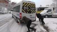 İstanbul'da Etkili Olan Kar Yağışında Sürücüler Zor Anlar Yaşadı Haberi