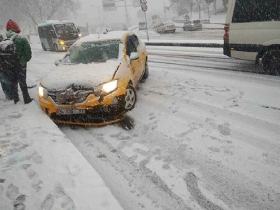 İstanbul felç oldu: Yollarda mahsur kalan vatandaşlar isyan etti
