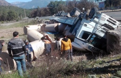 Kağıt Yüklü TIR Devrildi