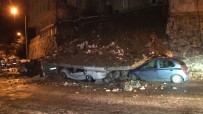 Kağıthane'de İstinat Duvarı Çöktü, 4 Araç Enkaz Altında Kaldı