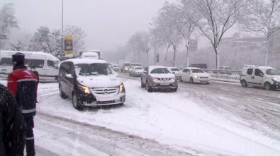 Kar Nedeniyle Piyalepaşa Bulvarı'nda Trafik Durma Noktasına Geldi