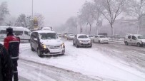 Kar Nedeniyle Piyalepaşa Bulvarı'nda Trafik Durma Noktasına Geldi Haberi