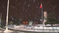 Taksim'de Sabah Saatlerinde Kar Yağışı Etkili Oluyor