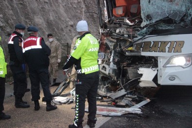 Yolcu Otobüsü Tıra Arkadan Çarptı Açıklaması 3 Ölü, 41 Yaralı