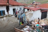 Alaşehir'de Çöp Evlerden 20 Traktör Çöp Çıkarıldı Haberi