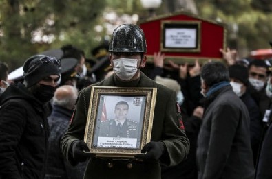 Gara şehidi Burak Coşkun'un PKK elebaşı Murat Karayılan'ın mağarasına Türk bayrağı diktiği ortaya çıktı