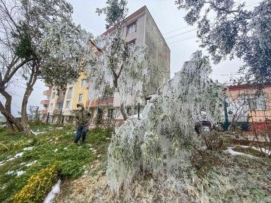 Bursa'da Patlayan Su Hortumu Ortaya Buzdan Heykellerin Çıkmasına Sebep Oldu