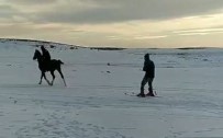 Kar Üzerinde Atlarıyla Birlikte Kayak Yaptılar Haberi