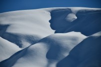 Kar Yağışının Ardından Dağ Yamacında Oluşan Gölge, Çocuk Silüetini Andırdı Haberi
