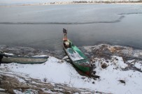 Kıyıları Donan Gölde Balıkçıların Buz Kırma Mesaisi Haberi