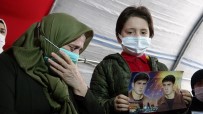 7 Yaşındaki Torununu Da Aldı, Oğlu İçin HDP Önündeki Eyleme Katıldı
