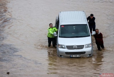 İzmir'de sel felaketi! Polisler vatandaşlara yardımcı oldu