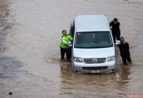 KARŞIYAKA - İzmir'de sel felaketi! Polisler vatandaşlara yardımcı oldu