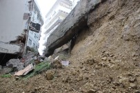 İzmir'de Yıldırım Nedeniyle İstinat Duvarı Çöktü; Bina Tahliye Edildi Haberi
