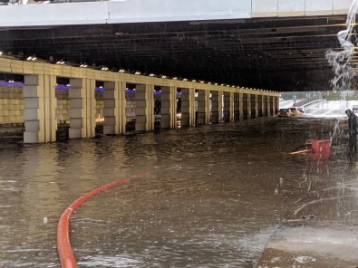 İzmir'i Sel Vurdu Açıklaması Alt Geçitler Ve Metro İstasyonlarının Çıkışları Tıkandı