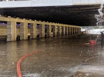 İzmir'i Sel Vurdu Açıklaması Alt Geçitler Ve Metro İstasyonlarının Çıkışları Tıkandı Haberi