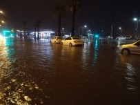 İzmir'i Sel Vurdu Açıklaması Dereler Taştı, Araçlar Sular Altında Kaldı Haberi