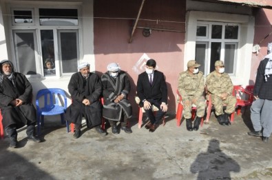 Kaymakam Saldırıda Ölen Gencin Ailesini Ziyaret Etti