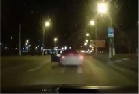 Rusya'da Bir Trafik Polisi, Hareket Halindeki Aracın İçine Atladı