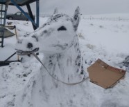 Sanatçılara Taş Çıkardı, Kardan At Büstü Yaptı