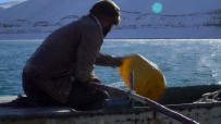 Tek Elle Kürek Çeken Balıkçının Yürek Burkan Hikayesi Haberi
