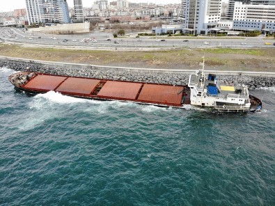 Zeytinburnu'nda Karaya Oturan Gemi Kurtarılmayı Bekliyor
