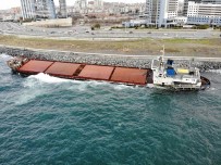 Zeytinburnu'nda Karaya Oturan Gemi Kurtarılmayı Bekliyor Haberi