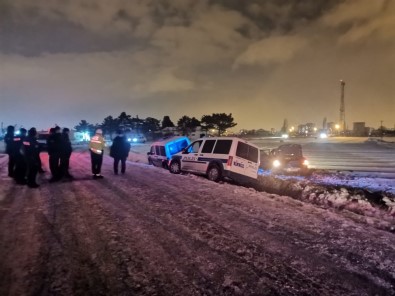 'Dur' İhtarına Uymayan Ehliyetsiz Sürücü Ve Beraberindekiler Kaza Yapınca Yakalandı