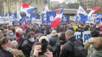 Fransa'da Göçmen Karşıtı Grup Kimlikçi Nesil'in Feshedilmesi Protesto Edildi