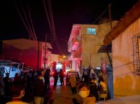 İzmir'de Çatı Katı Yangını Korkuttu