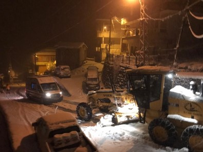Rize'de Kar Nedeniyle Yolda Kalan Ambulansın İmdadına İl Özel İdare Ekipleri Yetişti