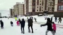 Şırnak'ta Çocuklar Trafik Polisleriyle Kar Topu Oynadı