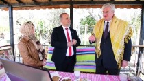 Ukrayna Büyükelçisi Andrii Sybiha, Aydın'da Deve Çiftliğini Ziyaret Etti Haberi