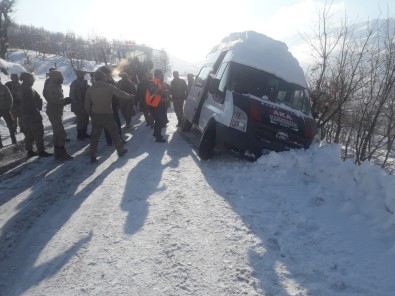 Siirt'te Faciadan Dönüldü Açıklaması Güvenlik Korucularını Taşırken Kayan Araç, Şarampol Kenarında Durdu