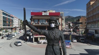 Bucak Belediyesinden Oğuzhan Anıtı'na Maske