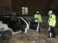 Duvara Çarpan Otomobilin Sürücüsü Hayatını Kaybetti Haberi