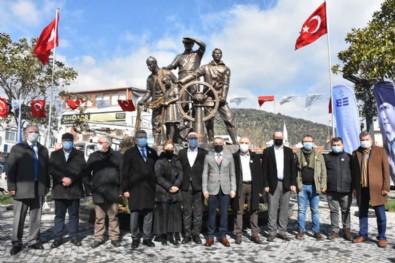Edremit Belediyesi'nin yaptırdığı heykel açıldı